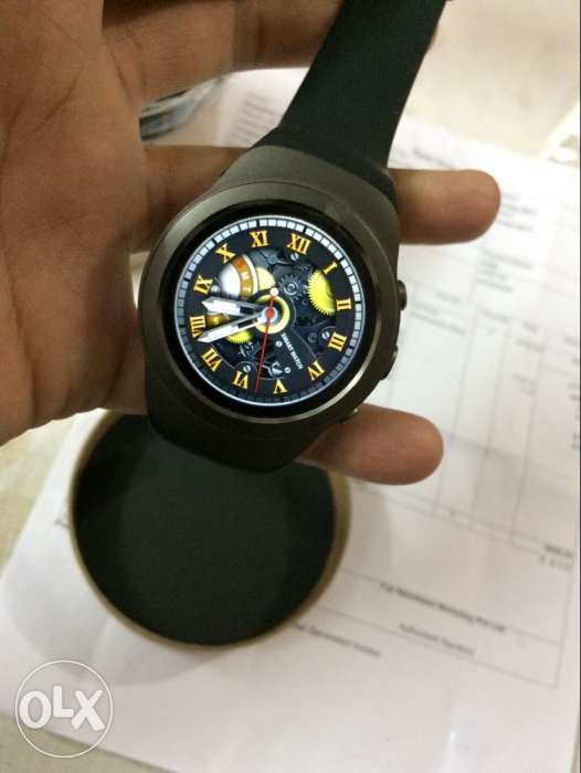 noise loop black smartwatch