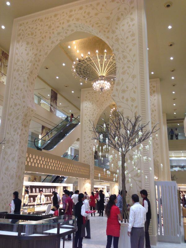 Joyalukkas Jewellery Alkapuri Vadodara Reviews Help Us Fill The Void Upload A Picture