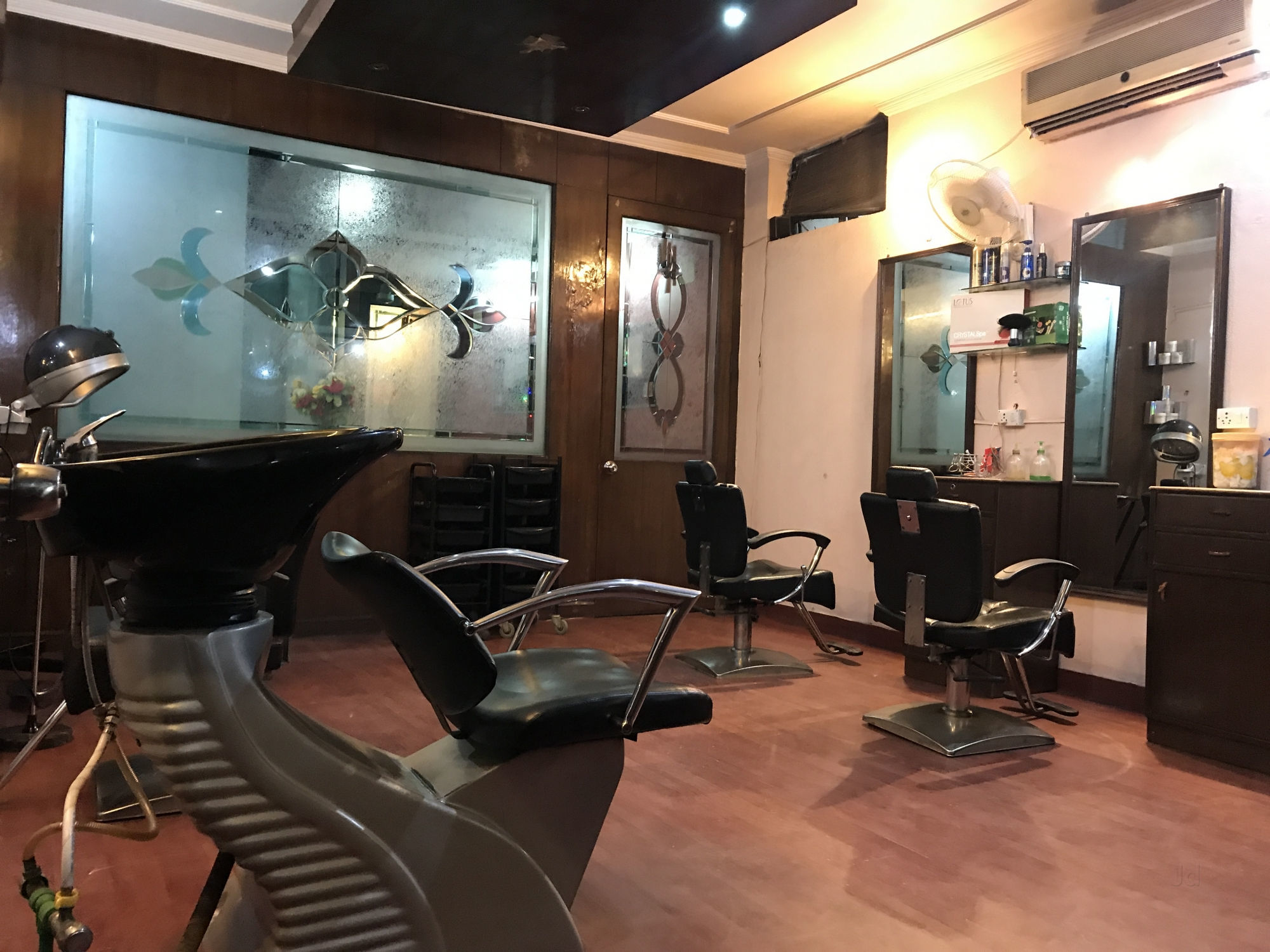 Fresh Look Beauty Salon - Charmwood Village - Faridabad Image