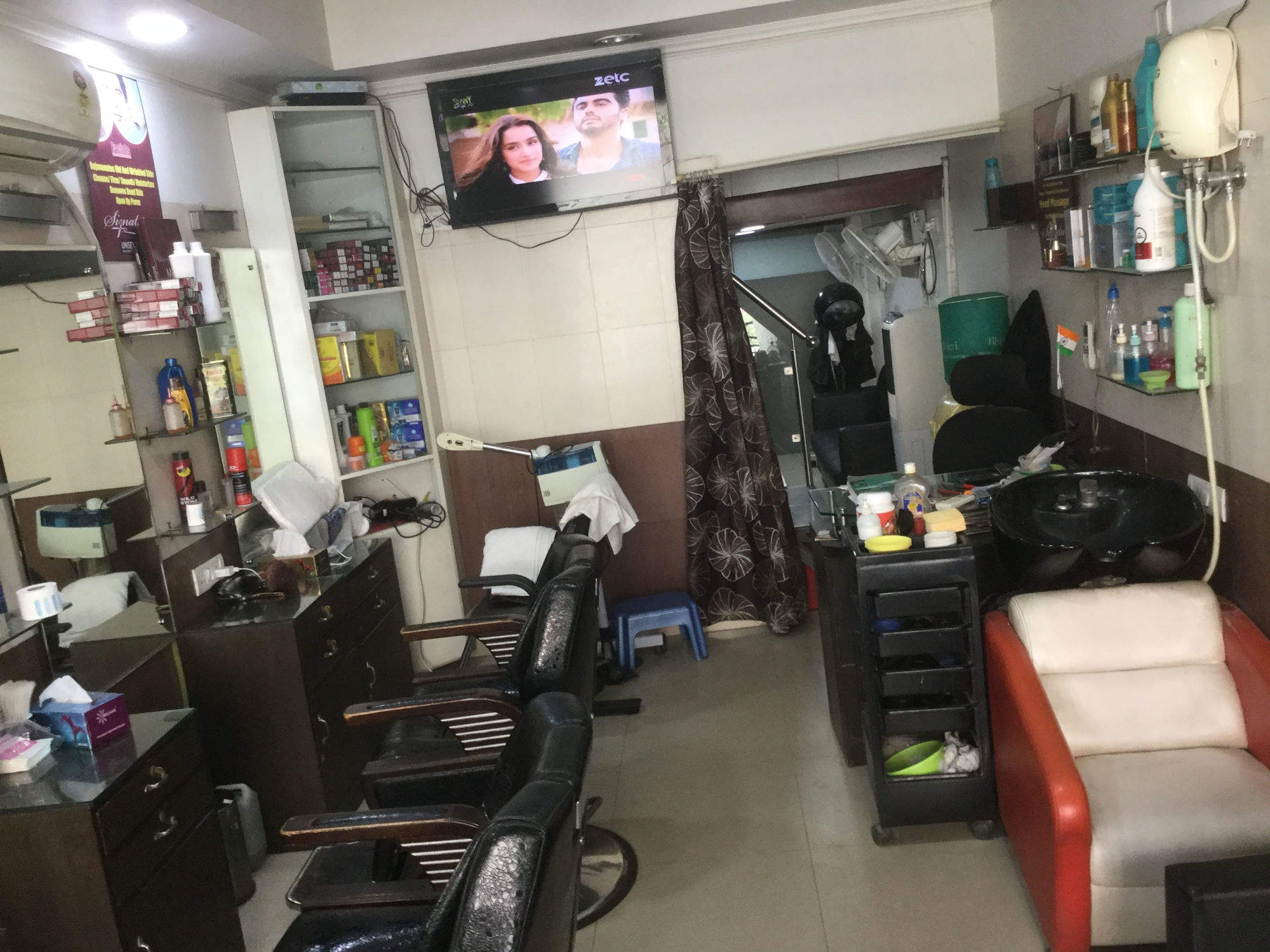 Signature Unisex Salon - Crossing Republic - Noida Image