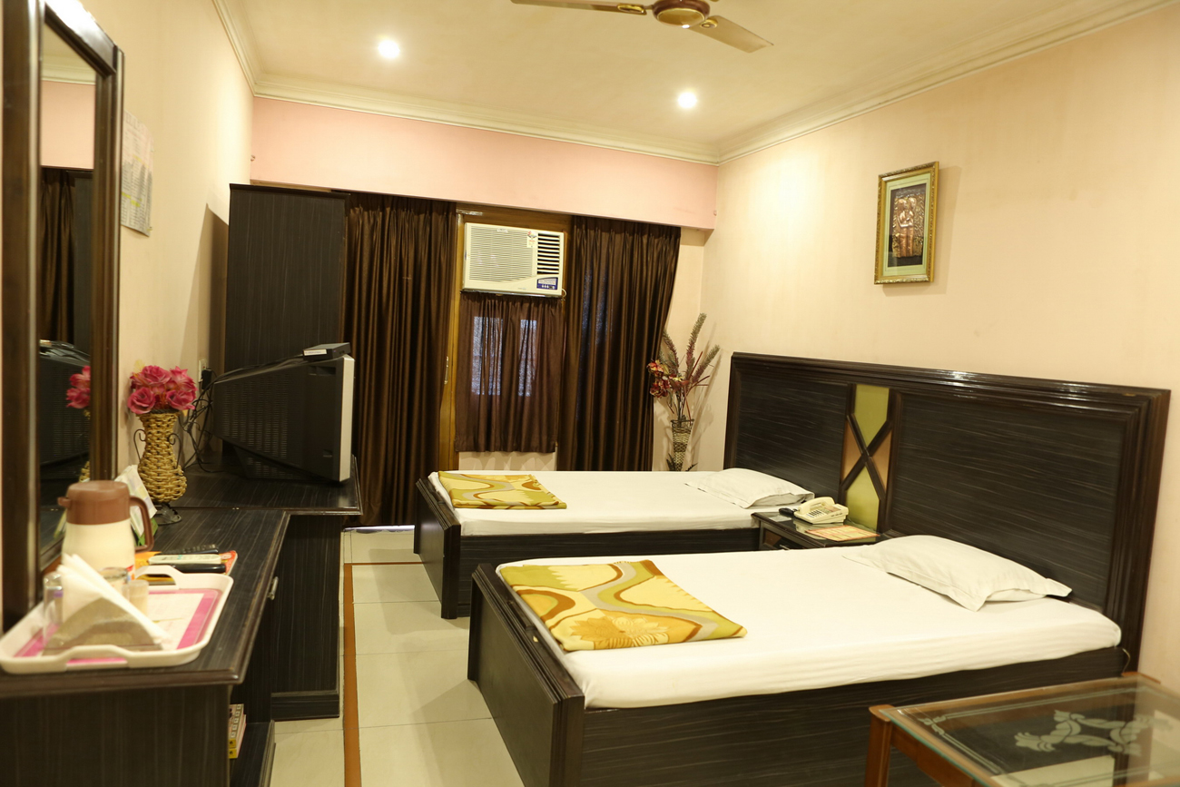 Hotel Le Bon Ton - Rangi Ram Street - Ludhiana Image