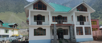 Golden Peak - Kashmir NH1 - Sonamarg